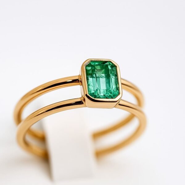 Emerald Ring in 18K Gold – Double Band Design